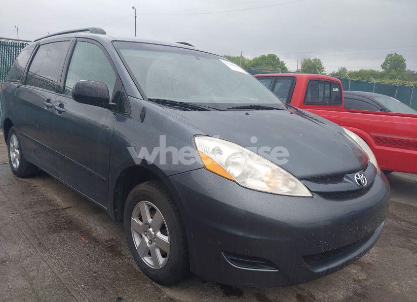 2010 Toyota Sienna LE (VIN 5TDKK4CC4AS327418) main photo