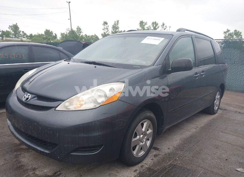 Photo 2 of 2010 Toyota Sienna LE (VIN 5TDKK4CC4AS327418)