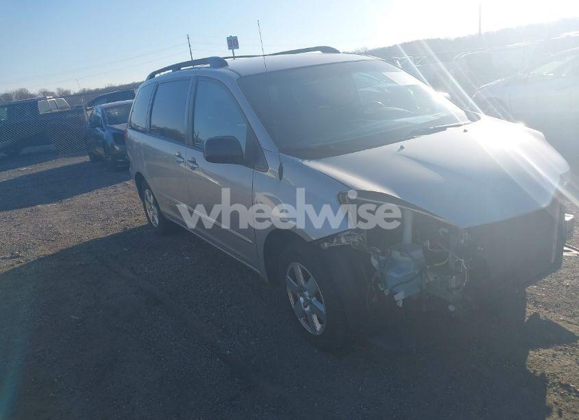 2010 Toyota Sienna LE (VIN 5TDKK4CC5AS292114) main photo