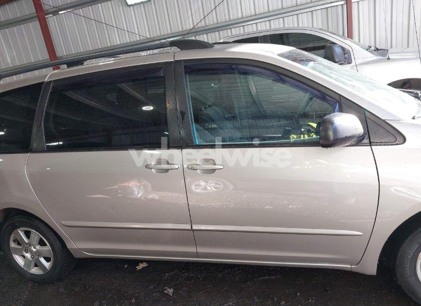 Photo 13 of 2010 Toyota Sienna LE (VIN 5TDKK4CC5AS301619)