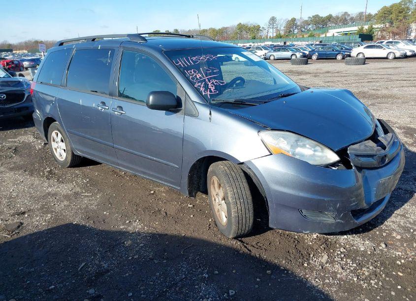 2010 Toyota Sienna LE (VIN 5TDKK4CC5AS307727) main photo