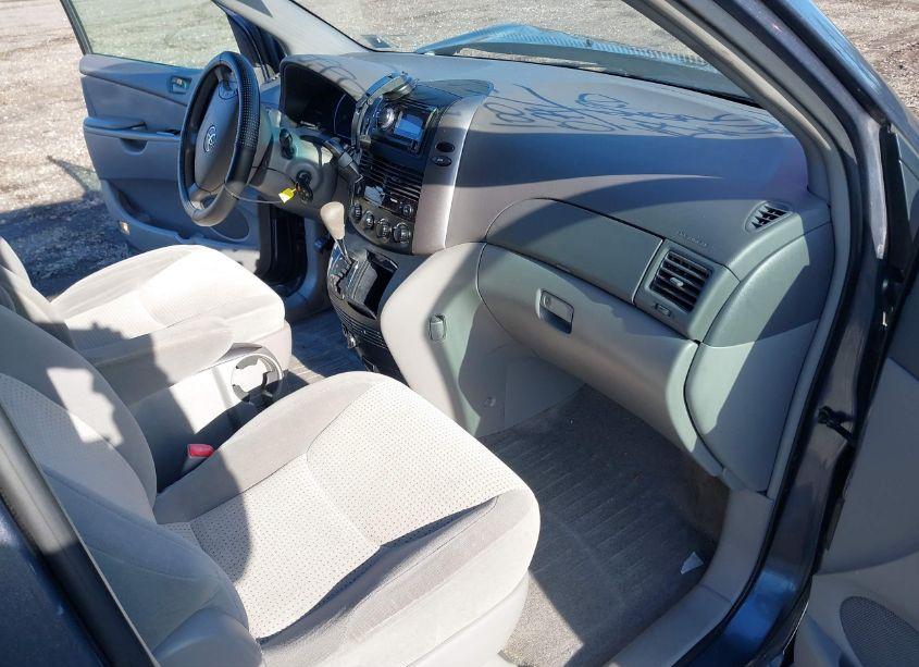 Photo 5 of 2010 Toyota Sienna LE (VIN 5TDKK4CC5AS307727)