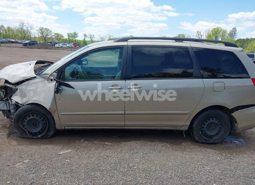 Photo 15 of 2010 Toyota Sienna LE (VIN 5TDKK4CC5AS327993)