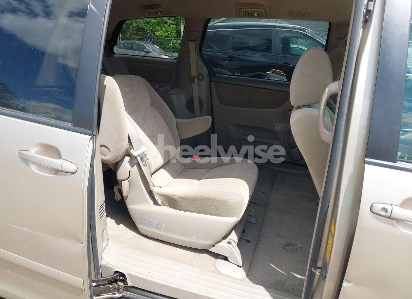 Photo 8 of 2010 Toyota Sienna LE (VIN 5TDKK4CC5AS327993)