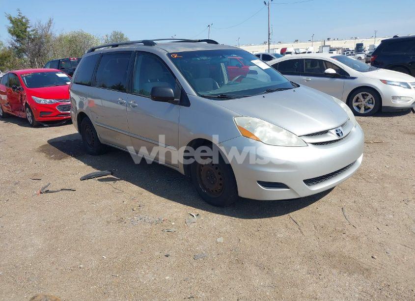 2010 Toyota Sienna LE (VIN 5TDKK4CC6AS332927) main photo
