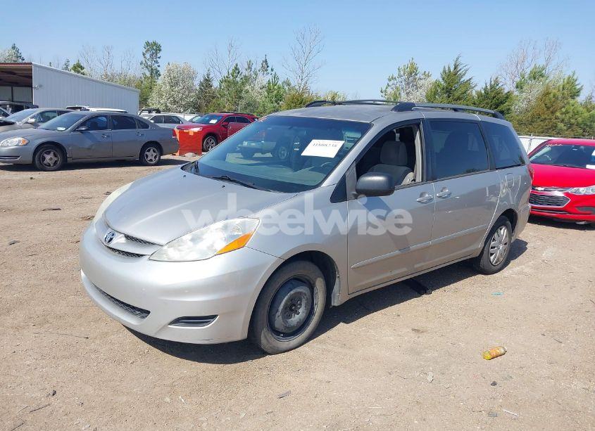 Photo 2 of 2010 Toyota Sienna LE (VIN 5TDKK4CC6AS332927)