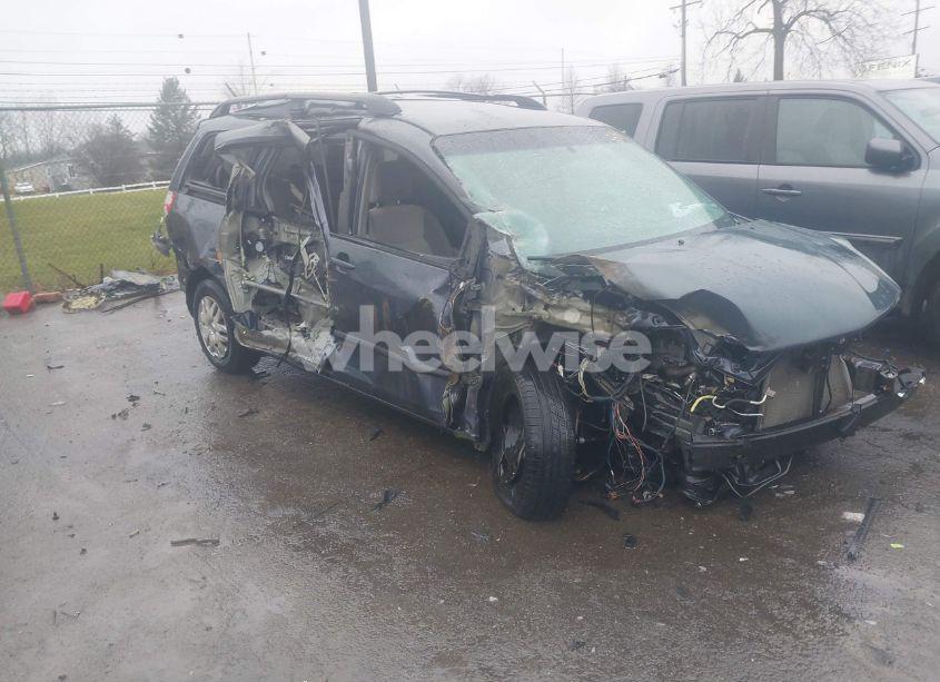 2010 Toyota Sienna LE (VIN 5TDKK4CC7AS298884) main photo