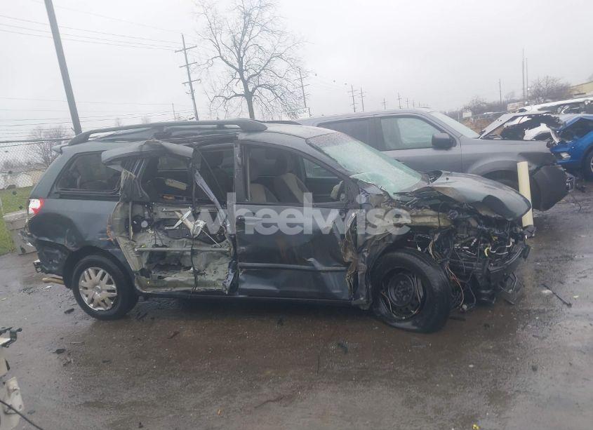 Photo 13 of 2010 Toyota Sienna LE (VIN 5TDKK4CC7AS298884)