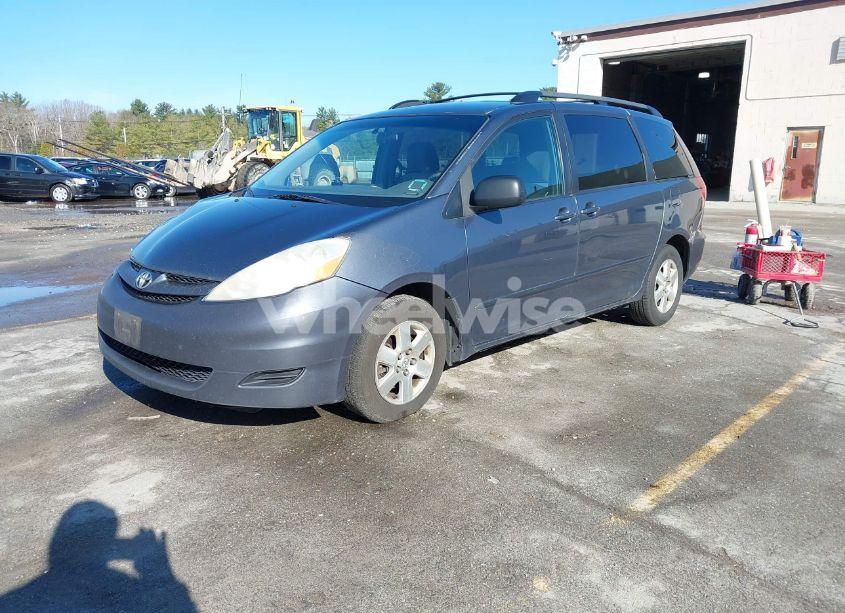 Photo 2 of 2010 Toyota Sienna LE (VIN 5TDKK4CC7AS323329)