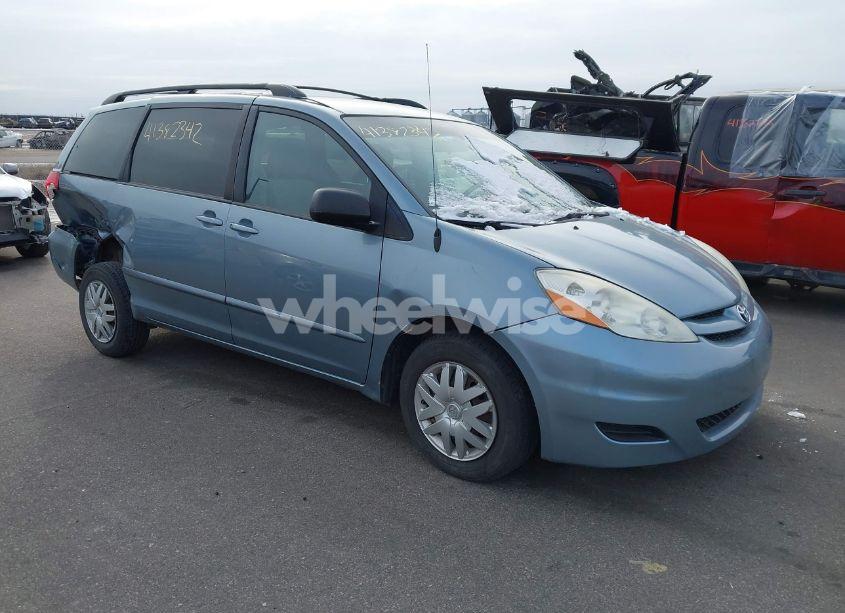 2010 Toyota Sienna LE (VIN 5TDKK4CC7AS330507) main photo