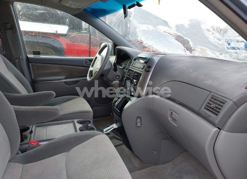 Photo 5 of 2010 Toyota Sienna LE (VIN 5TDKK4CC7AS330507)