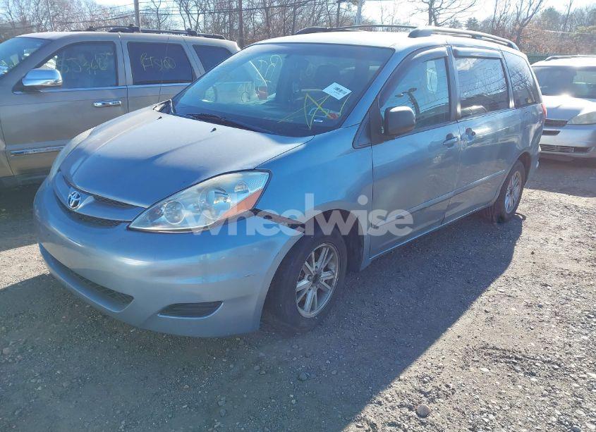 Photo 2 of 2010 Toyota Sienna LE (VIN 5TDKK4CC7AS334699)