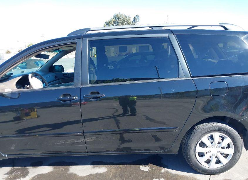 Photo 14 of 2010 Toyota Sienna LE (VIN 5TDKK4CC7AS342866)