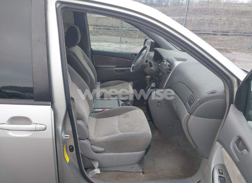 Photo 5 of 2010 Toyota Sienna LE (VIN 5TDKK4CC8AS329690)