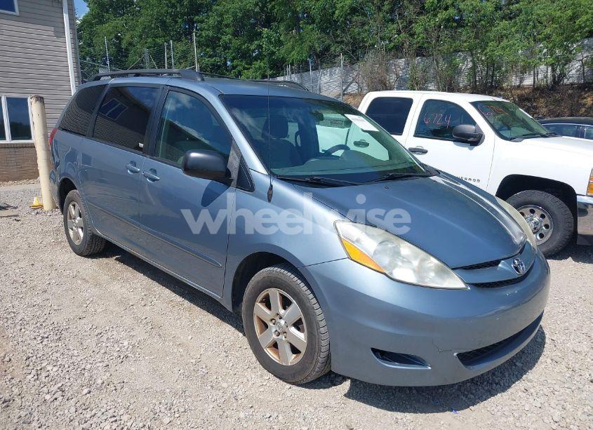 2010 Toyota Sienna LE (VIN 5TDKK4CC9AS318357) main photo
