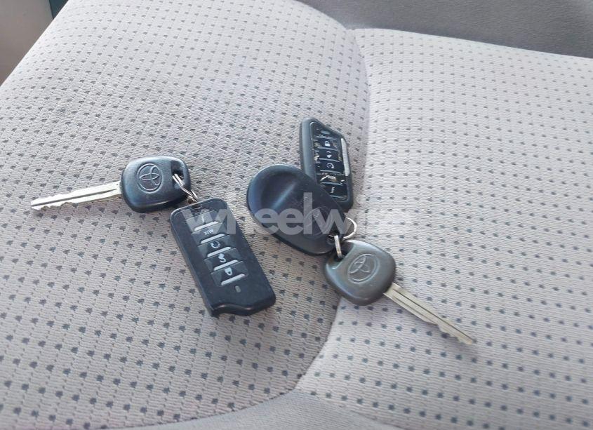 Photo 11 of 2010 Toyota Sienna LE (VIN 5TDKK4CC9AS318357)