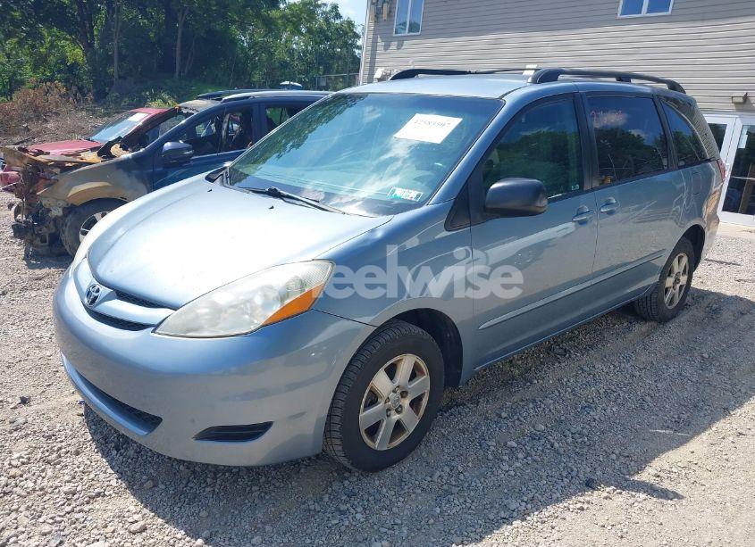 Photo 2 of 2010 Toyota Sienna LE (VIN 5TDKK4CC9AS318357)