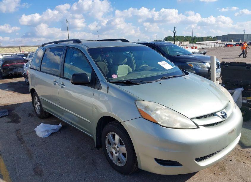2010 Toyota Sienna LE (VIN 5TDKK4CC9AS338852) main photo
