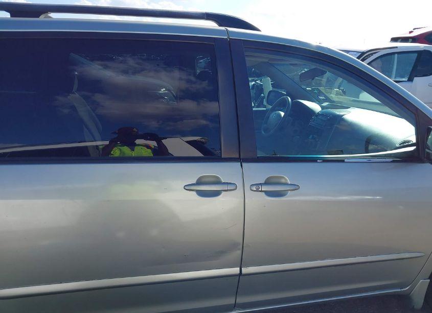 Photo 13 of 2010 Toyota Sienna LE (VIN 5TDKK4CC9AS338852)