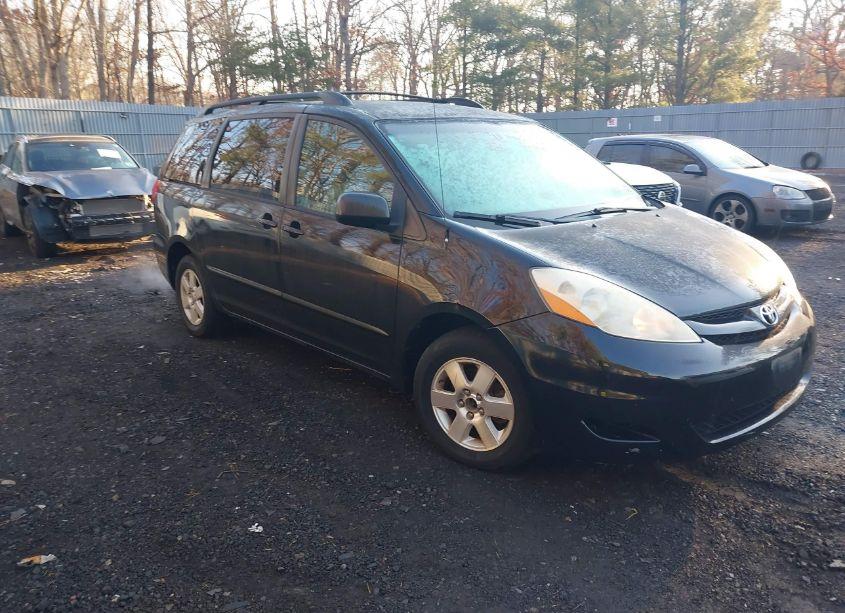 2010 Toyota Sienna LE (VIN 5TDKK4CCXAS316567) main photo