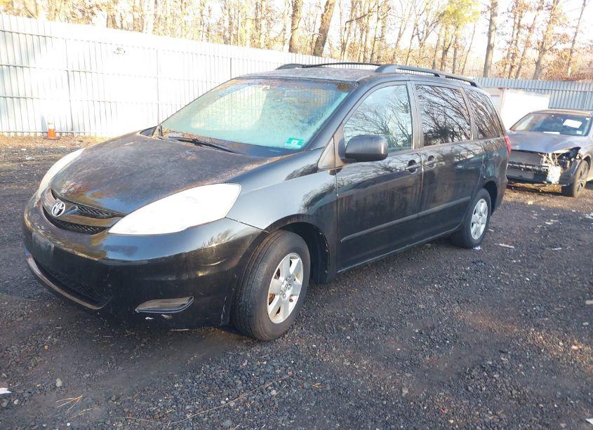 Photo 2 of 2010 Toyota Sienna LE (VIN 5TDKK4CCXAS316567)