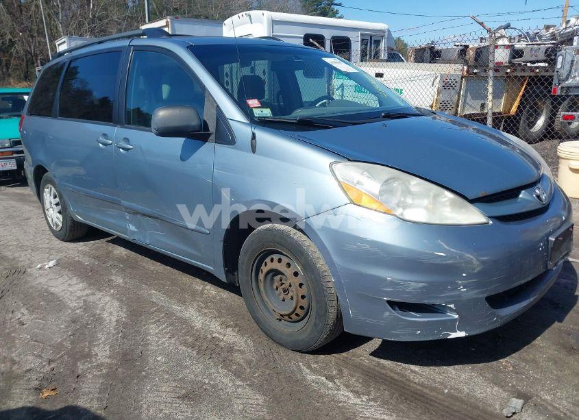 2010 Toyota Sienna LE (VIN 5TDKK4CCXAS325253) main photo