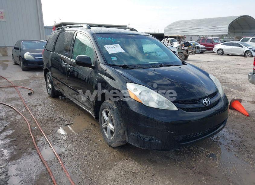 2010 Toyota Sienna LE (VIN 5TDKK4CCXAS331697) main photo