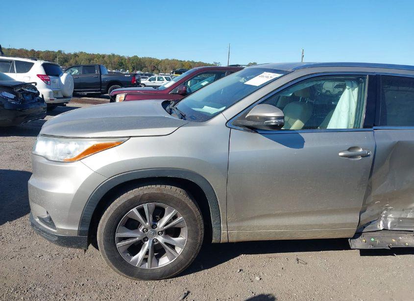 Photo 14 of 2014 Toyota Highlander XLE V6 (VIN 5TDKKRFH0ES035520)