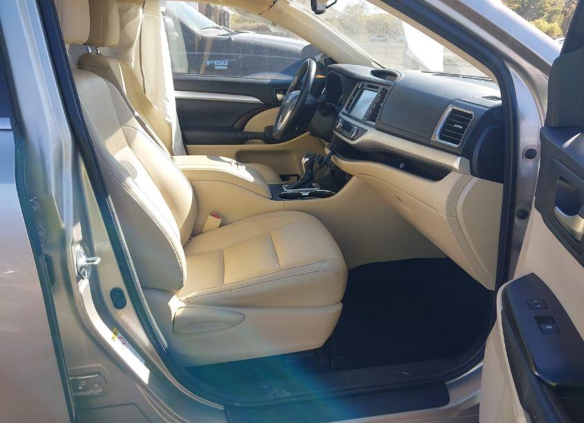 Photo 5 of 2014 Toyota Highlander XLE V6 (VIN 5TDKKRFH0ES035520)