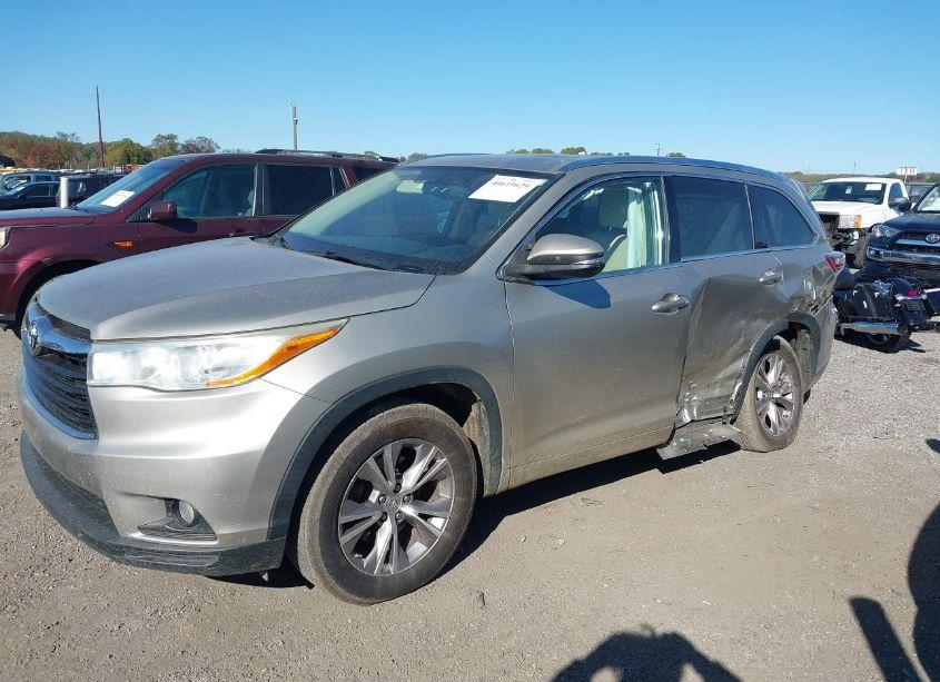 Photo 6 of 2014 Toyota Highlander XLE V6 (VIN 5TDKKRFH0ES035520)