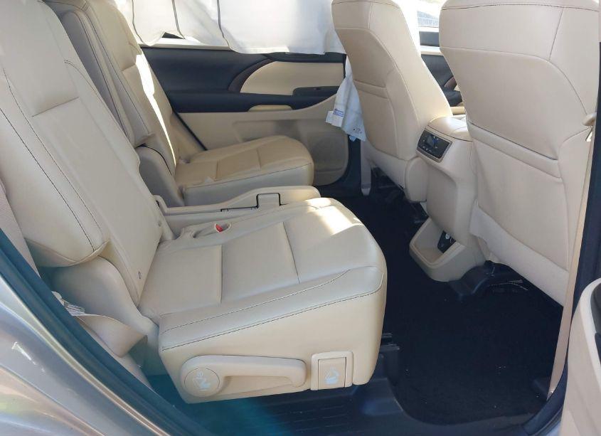 Photo 8 of 2014 Toyota Highlander XLE V6 (VIN 5TDKKRFH0ES035520)