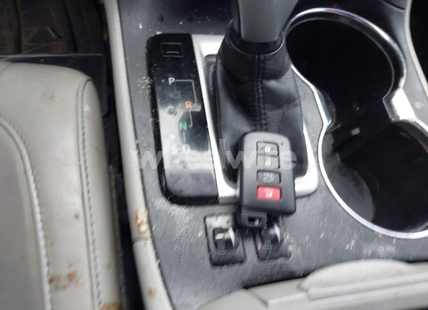 Photo 11 of 2014 Toyota Highlander XLE V6 (VIN 5TDKKRFH0ES036229)