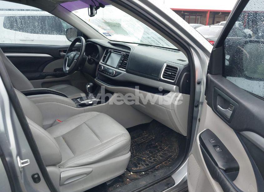 Photo 5 of 2014 Toyota Highlander XLE V6 (VIN 5TDKKRFH0ES036229)