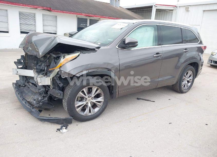 Photo 2 of 2015 Toyota Highlander XLE V6 (VIN 5TDKKRFH0FS061732)