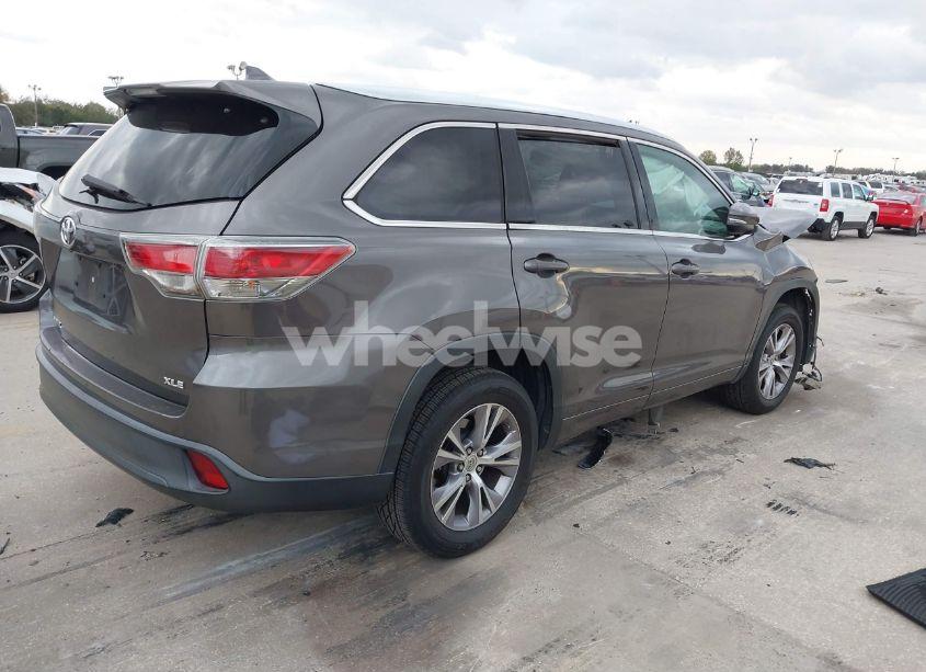 Photo 4 of 2015 Toyota Highlander XLE V6 (VIN 5TDKKRFH0FS061732)