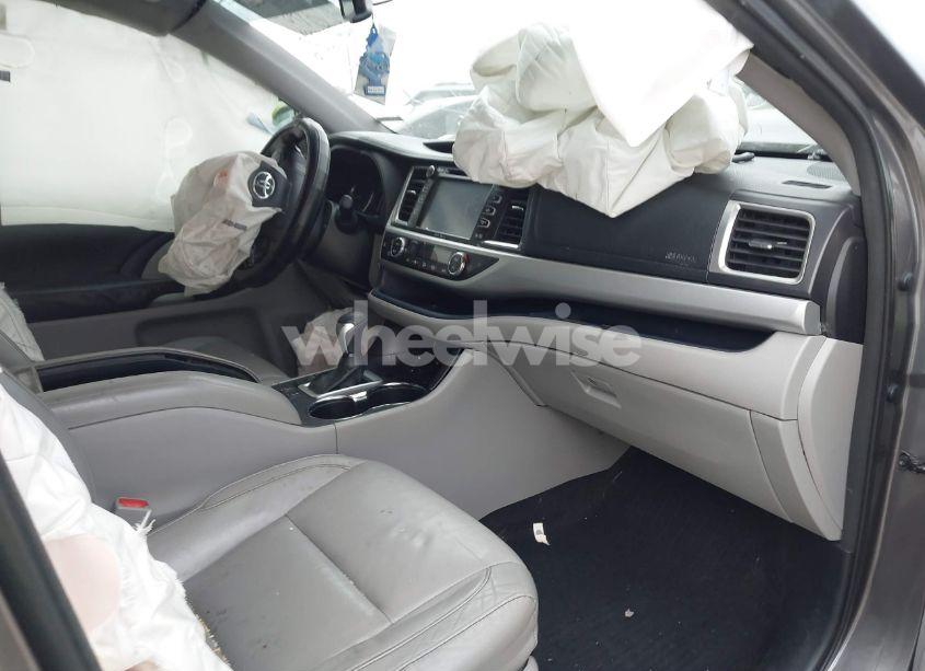 Photo 5 of 2015 Toyota Highlander XLE V6 (VIN 5TDKKRFH0FS061732)