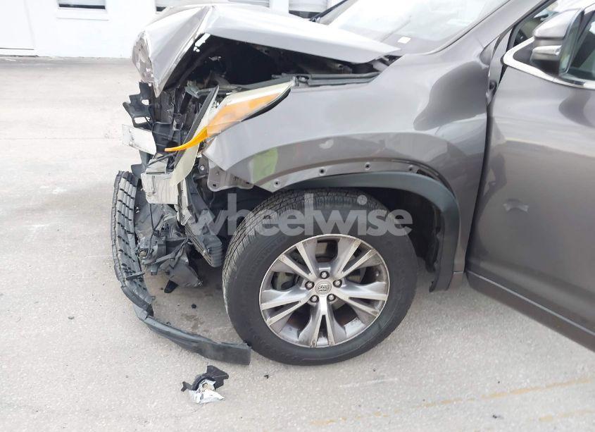 Photo 6 of 2015 Toyota Highlander XLE V6 (VIN 5TDKKRFH0FS061732)