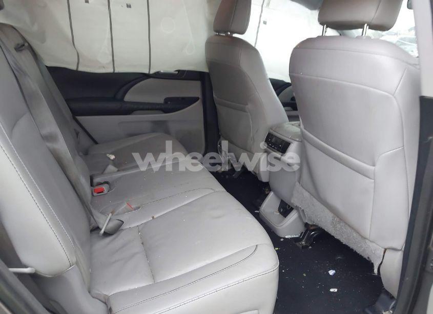 Photo 8 of 2015 Toyota Highlander XLE V6 (VIN 5TDKKRFH0FS061732)