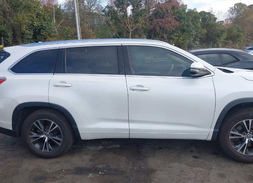 Photo 13 of 2016 Toyota Highlander XLE V6 (VIN 5TDKKRFH0GS131859)