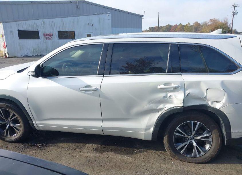 Photo 14 of 2016 Toyota Highlander XLE V6 (VIN 5TDKKRFH0GS131859)