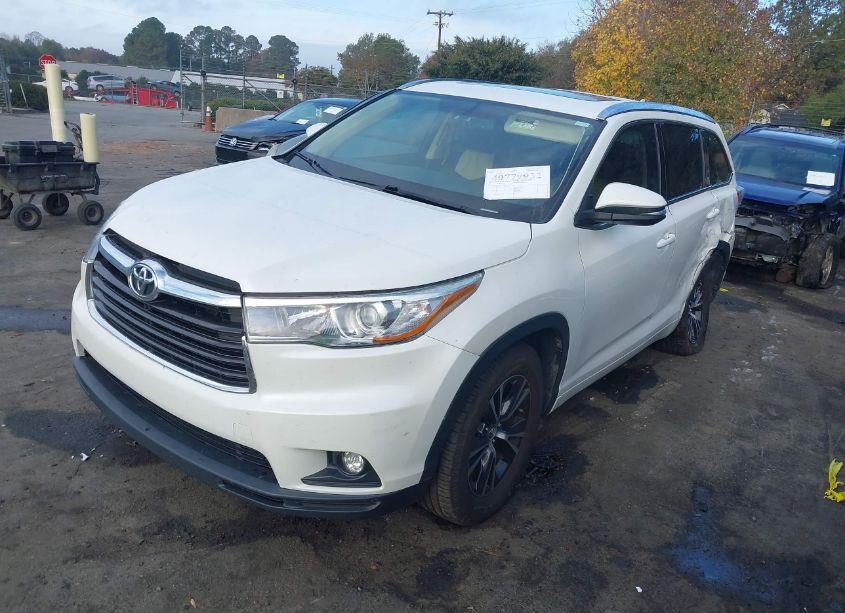 Photo 2 of 2016 Toyota Highlander XLE V6 (VIN 5TDKKRFH0GS131859)