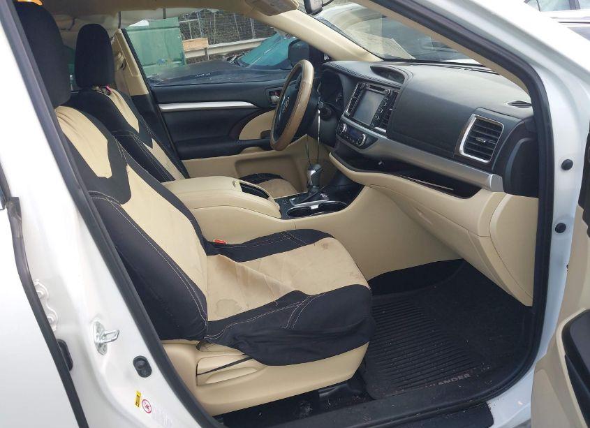 Photo 5 of 2016 Toyota Highlander XLE V6 (VIN 5TDKKRFH0GS131859)