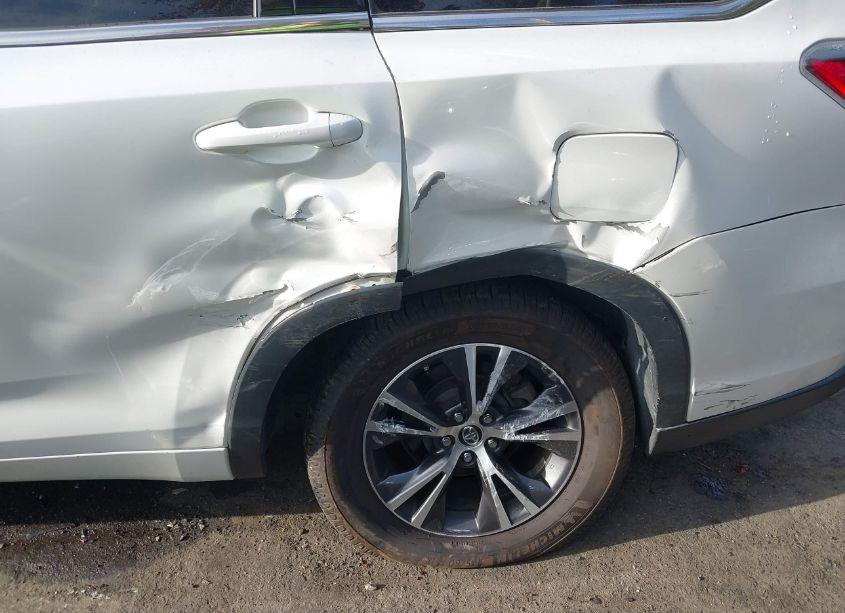 Photo 6 of 2016 Toyota Highlander XLE V6 (VIN 5TDKKRFH0GS131859)