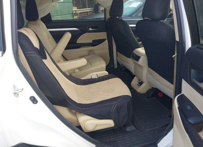 Photo 8 of 2016 Toyota Highlander XLE V6 (VIN 5TDKKRFH0GS131859)