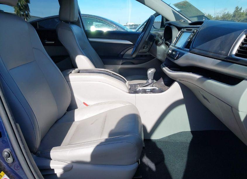 Photo 5 of 2016 Toyota Highlander XLE V6 (VIN 5TDKKRFH0GS170743)