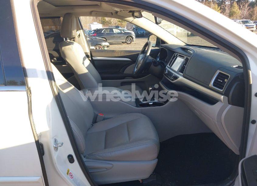 Photo 5 of 2016 Toyota Highlander XLE V6 (VIN 5TDKKRFH0GS175585)