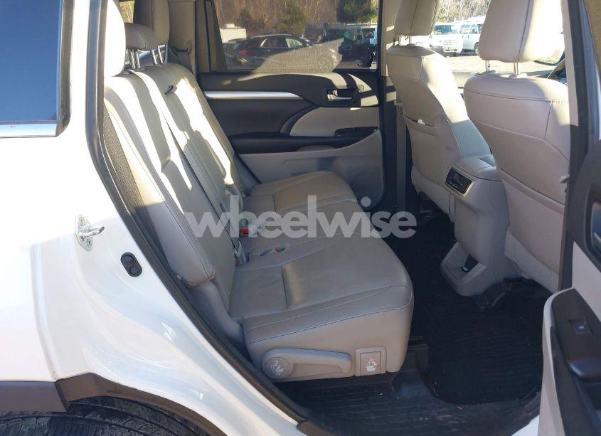 Photo 8 of 2016 Toyota Highlander XLE V6 (VIN 5TDKKRFH0GS175585)