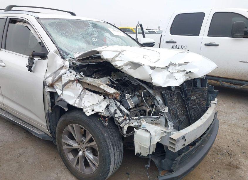 Photo 6 of 2015 Toyota Highlander XLE V6 (VIN 5TDKKRFH1FS055566)