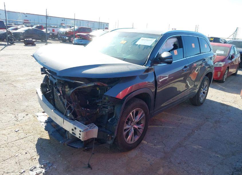 Photo 2 of 2015 Toyota Highlander XLE V6 (VIN 5TDKKRFH1FS106273)