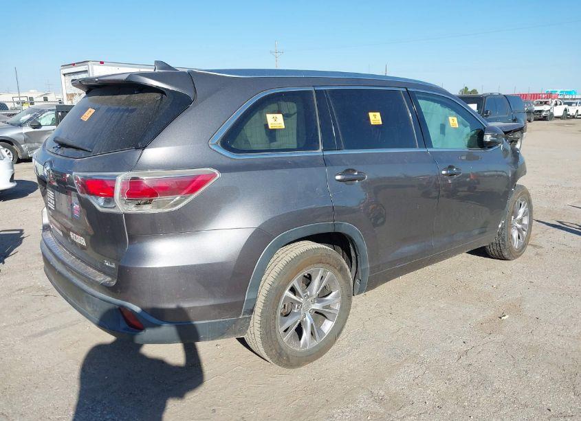 Photo 4 of 2015 Toyota Highlander XLE V6 (VIN 5TDKKRFH1FS106273)